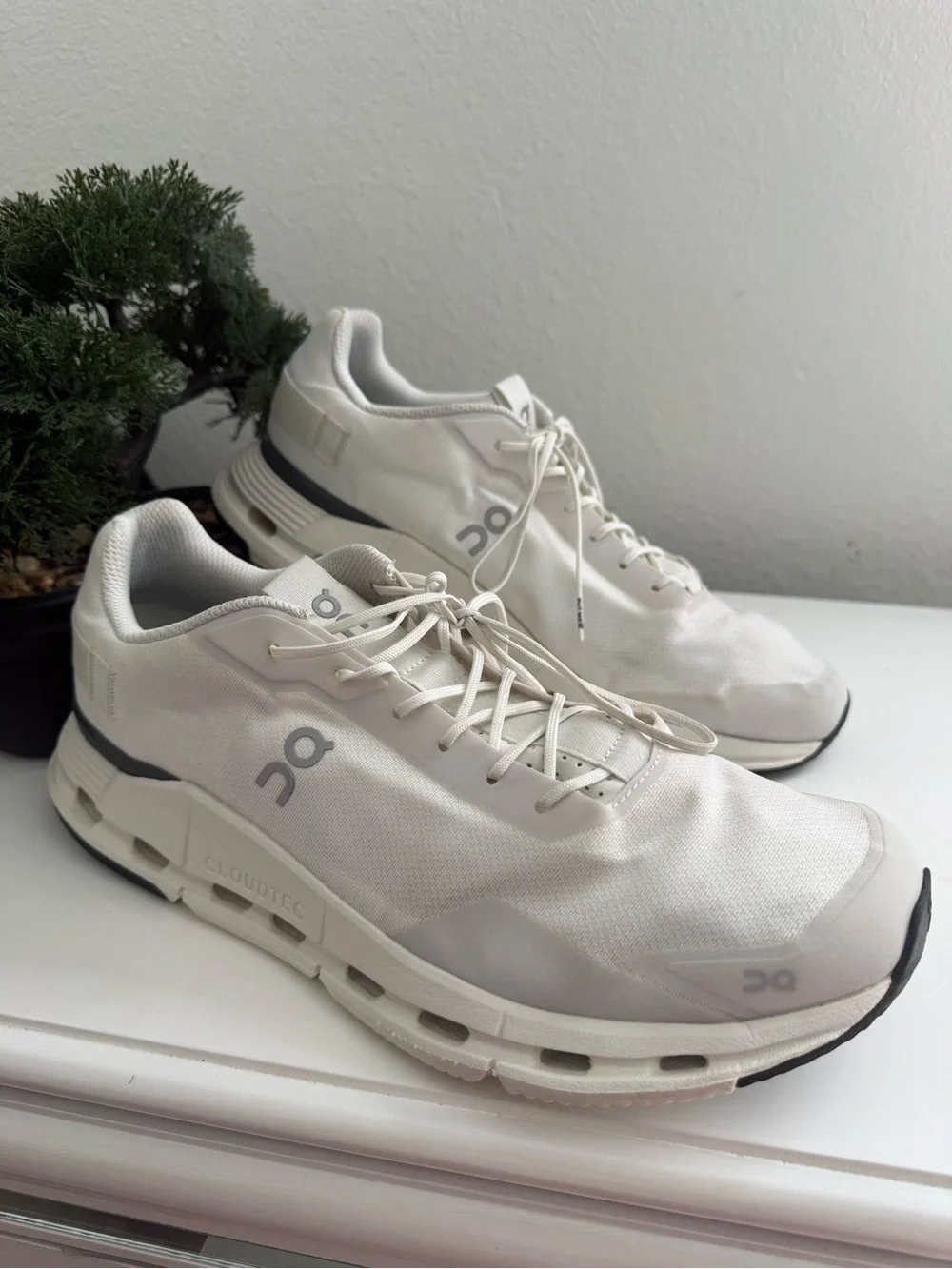 On cloudnova men size 12.5 White and Black Men's Sneakers